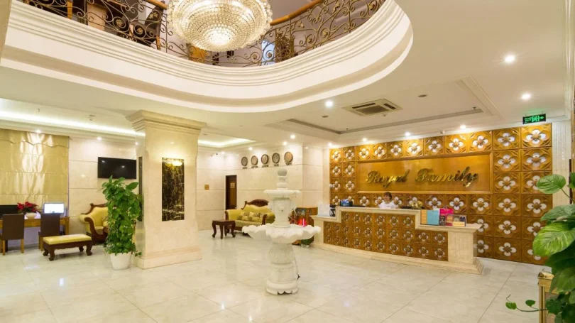 Không gian ăn uống đơn giản tại Duy Tùng Hotel Đà Nẵng, chủ yếu phục vụ nhu cầu cơ bản