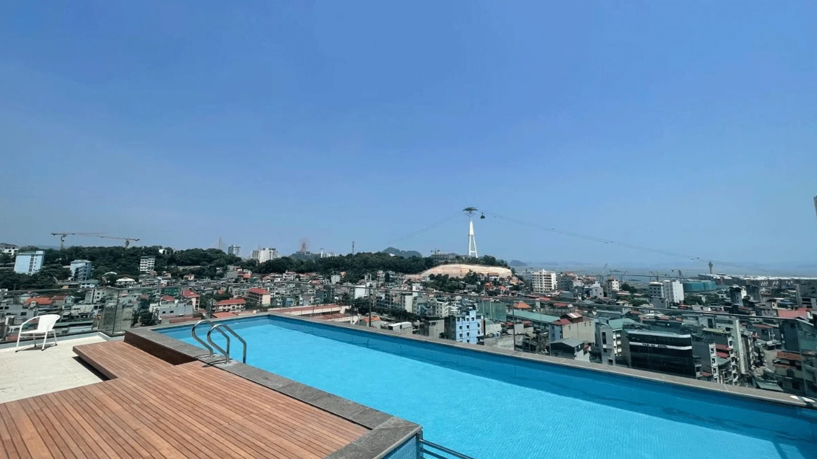 Khu vực lễ tân TÙNG LÂM HOTEL với nhân viên thân thiện