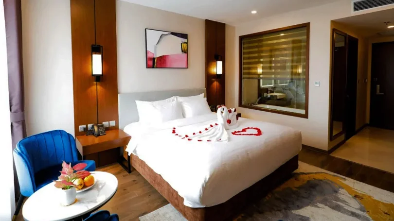 Phòng nghỉ THE GRAND HOTEL Bắc Ninh với nội thất gỗ truyền thống, không gian gọn gàng