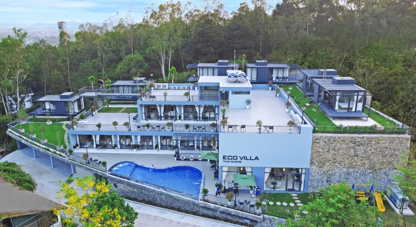 Hồ bơi trong nhà tại Mạnh Quân Luxury Hotel với quy mô vừa, phù hợp thư giãn nhẹ