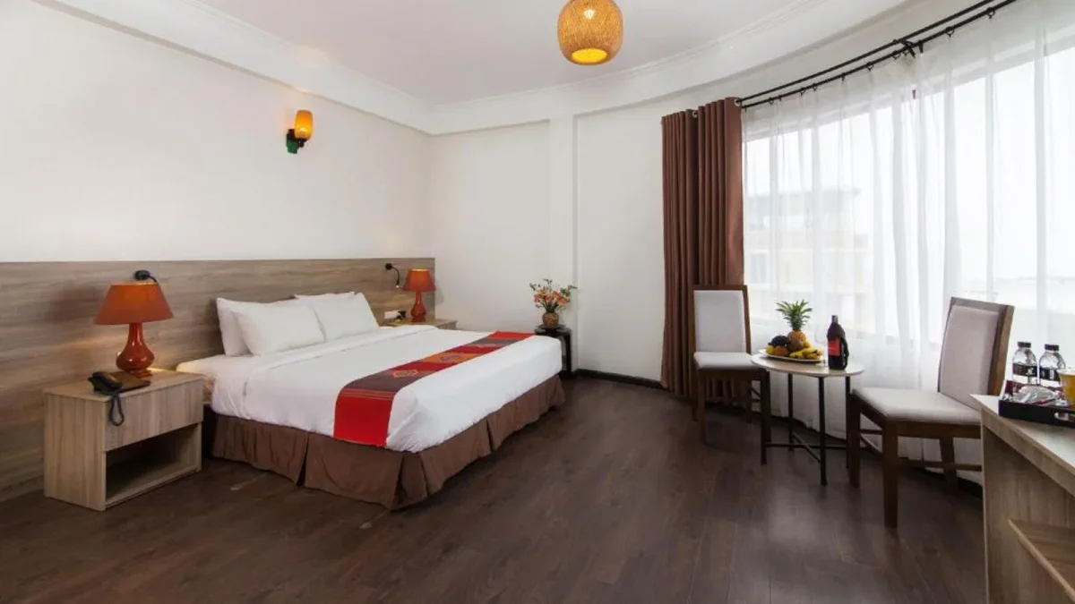 Quầy lễ tân Chapa Dew Hotel với nhân viên thân thiện