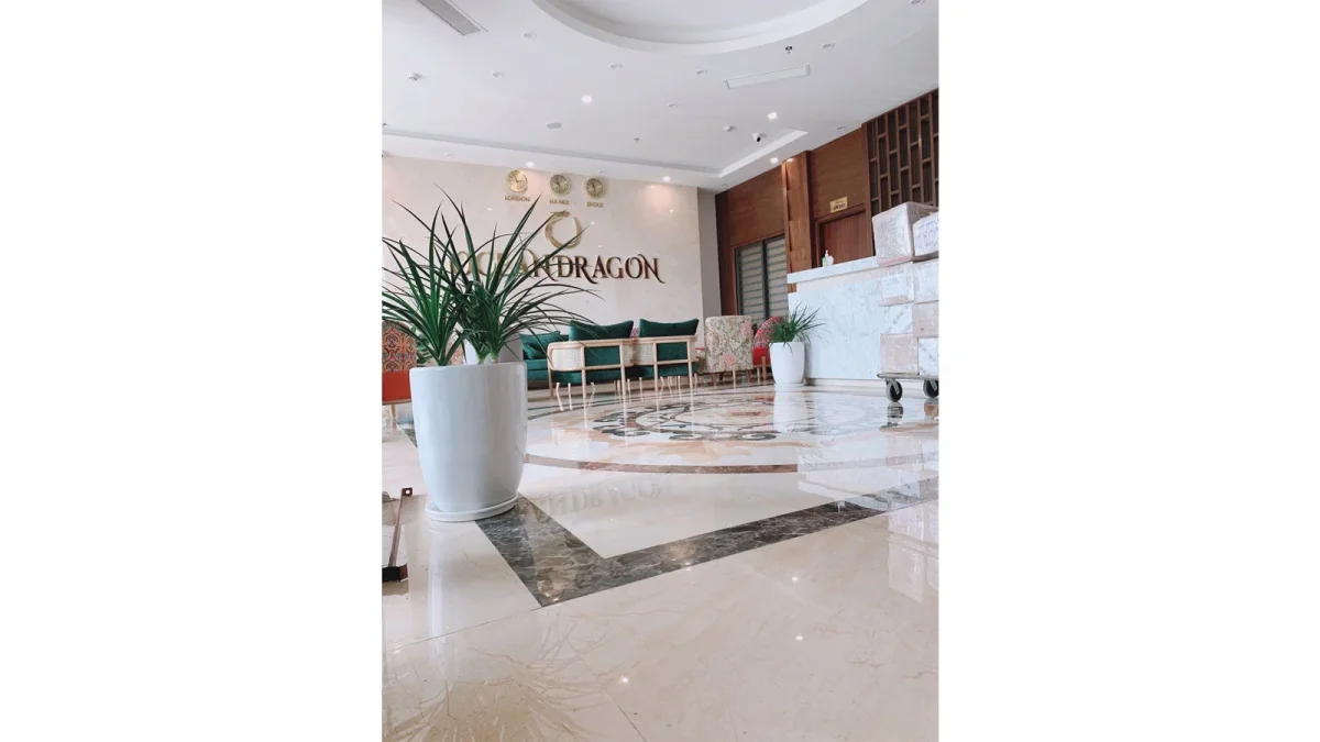 Sảnh lễ tân Ocean Dragon Hotel rộng rãi, thiết kế hiện đại