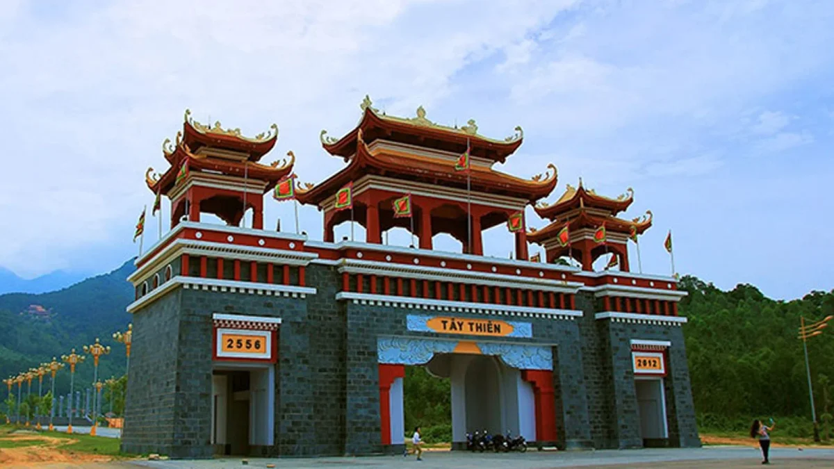 Toàn cảnh thị trấn Tam Đảo trong sương mù – không khí mát mẻ đặc trưng vùng núi