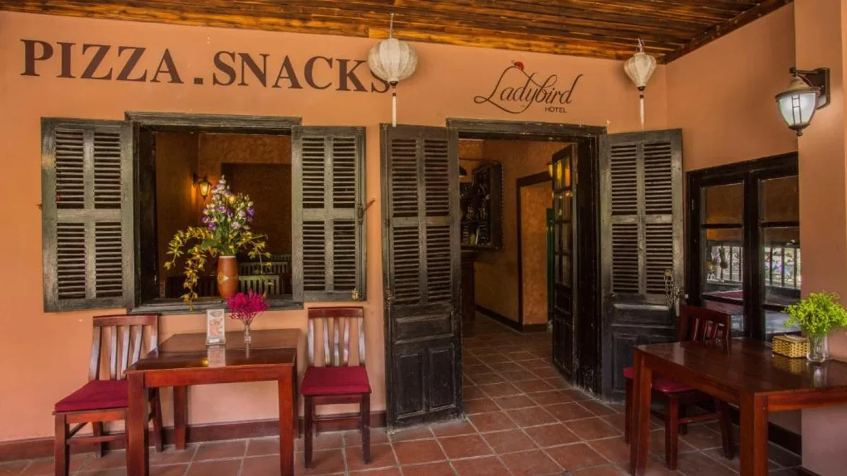 Đội ngũ nhân viên thân thiện và nhiệt tình, luôn sẵn sàng hỗ trợ khách.