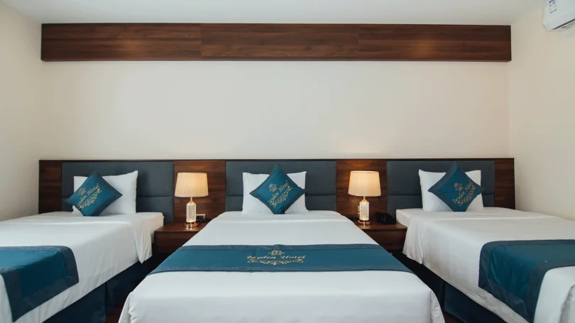 Jayden Hotel Halong Review 2026: Có Đáng Ở Khi Du Lịch Bãi Cháy? 4 Phòng ngủ tiêu chuẩn tại Jayden Hotel Halong với giường lớn, nội thất gỗ đơn giản