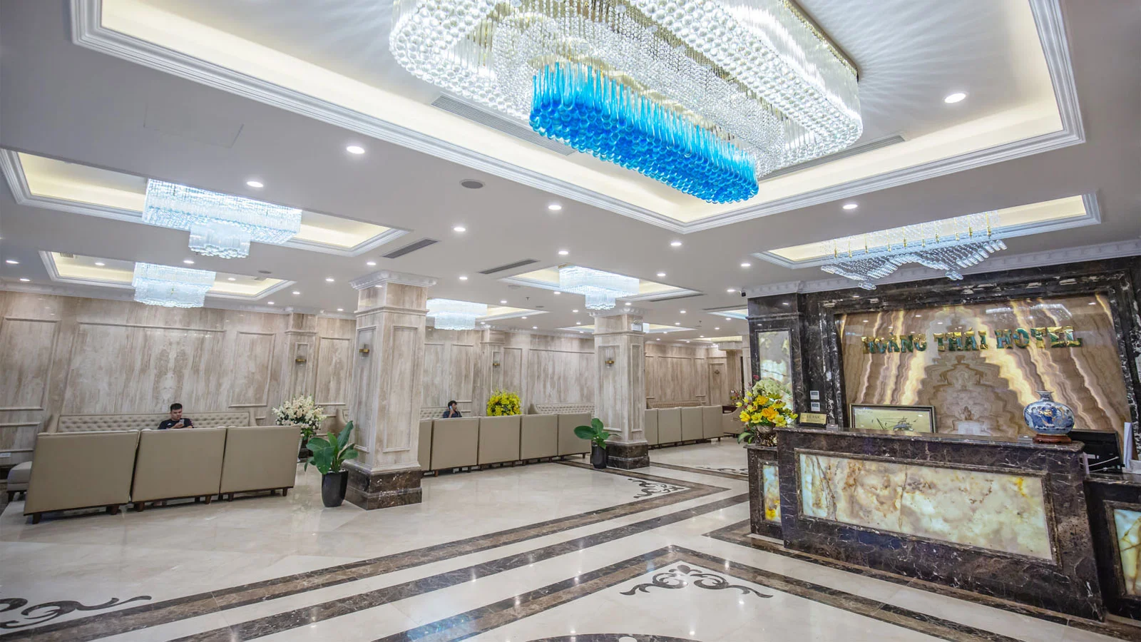 Giá phòng tại khách sạn khá hợp lý nhưng vẫn cần cải thiện nhiều về cơ sở vật chất.