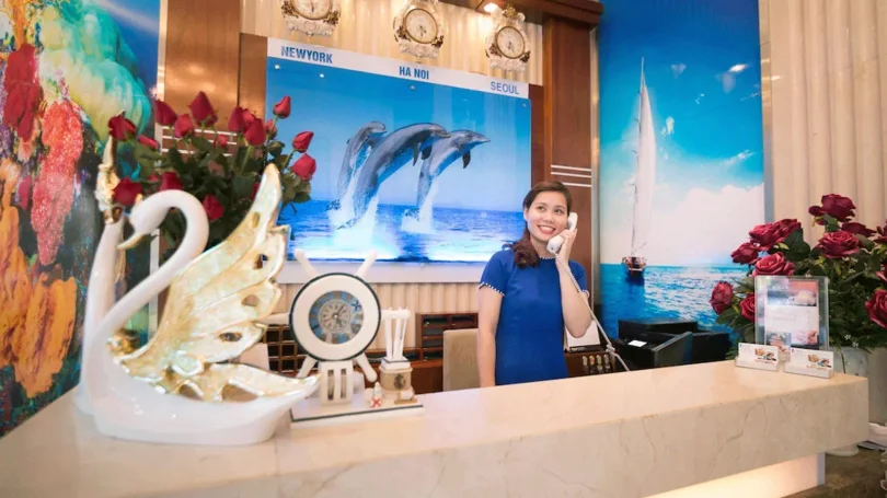 Nhân viên khách sạn thân thiện, luôn sẵn sàng hỗ trợ khách hàng.