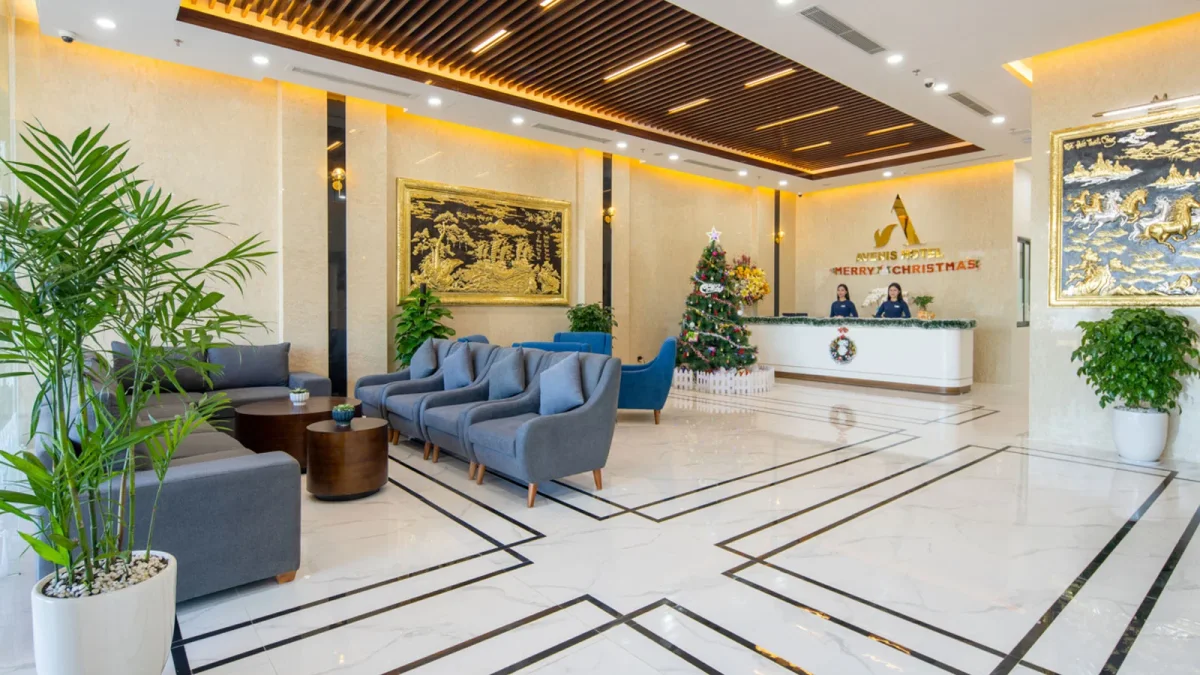 Nhân viên tại Avenis Hotel luôn sẵn sàng hỗ trợ khách hàng.