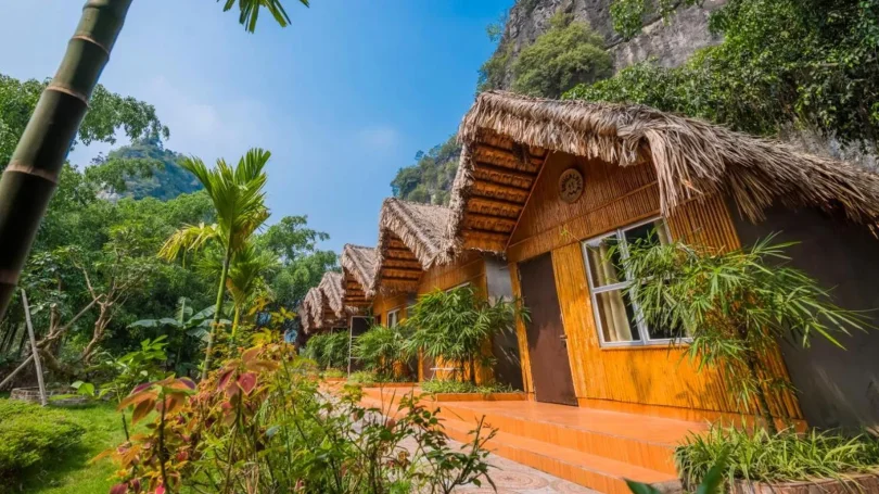 Hồ bơi ngoài trời tại Chez Loan Hotel giữa không gian thiên nhiên