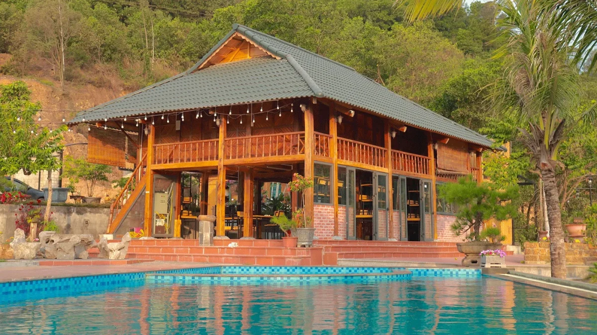 Toàn cảnh Stream House Nhà Bên Suối nhìn từ trên cao, bao quanh bởi rừng cây và suối tự nhiên