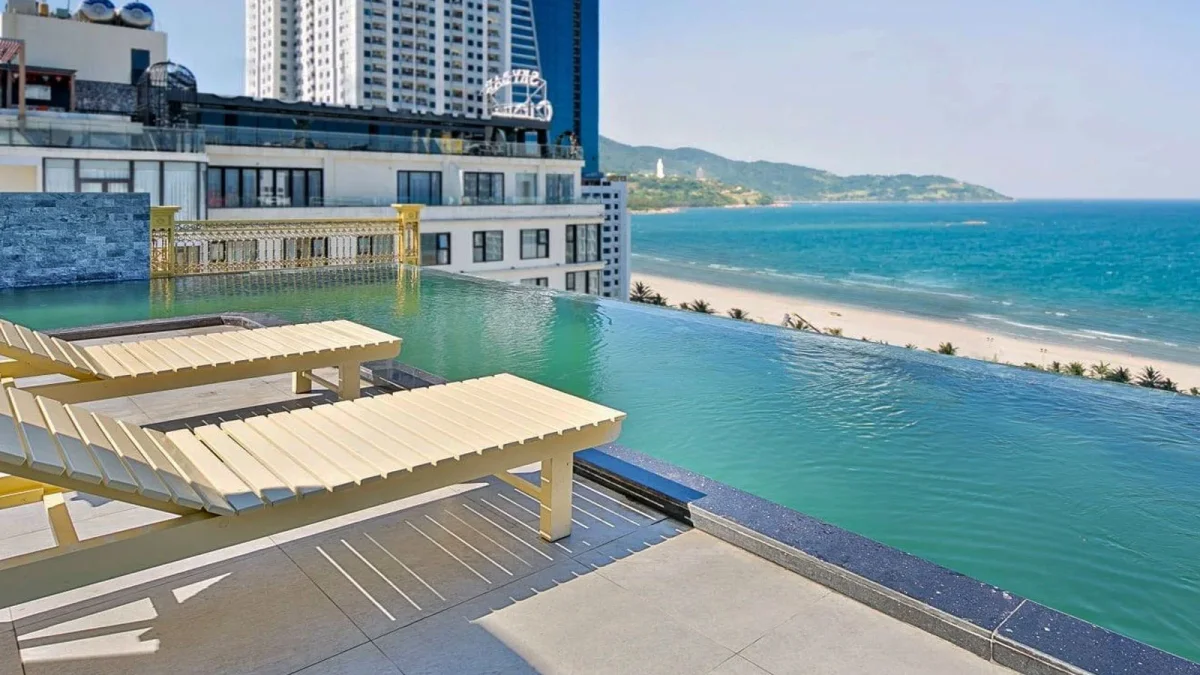 Pariat River Front Hotel Đà Nẵng nằm trên trục đường Bạch Đằng, view trực diện sông Hàn