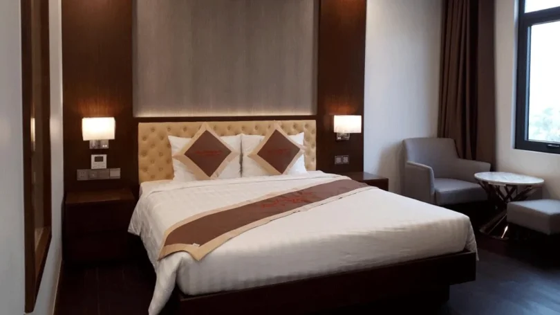 Khách sạn Hưng Thịnh (Khu 7 màu Bãi Cháy) Review 2026: Có nên ở không? 4 Phòng nghỉ tiêu chuẩn tại khách sạn khu Bãi Cháy với nội thất cơ bản