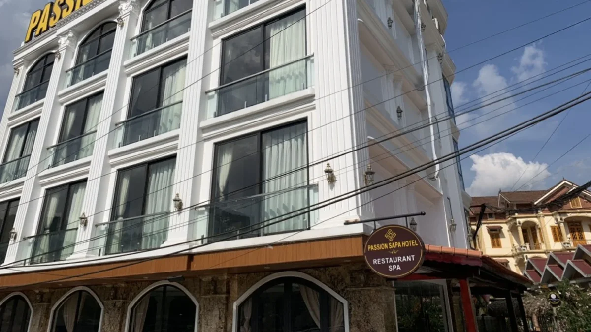 Đánh giá Sapa Passion Hotel & Spa 2026: Có đáng ở giữa lòng Sa Pa? 2 Toàn cảnh mặt tiền Sapa Passion Hotel & Spa nằm trên đường Xuân Hồ, trung tâm thị trấn Sa Pa