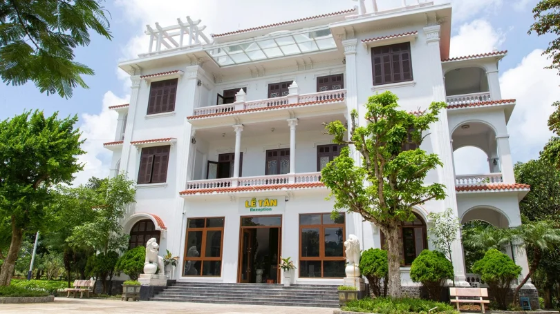 Nhân viên khách sạn tại khu vực Quốc Oai được đánh giá thân thiện và hỗ trợ tốt