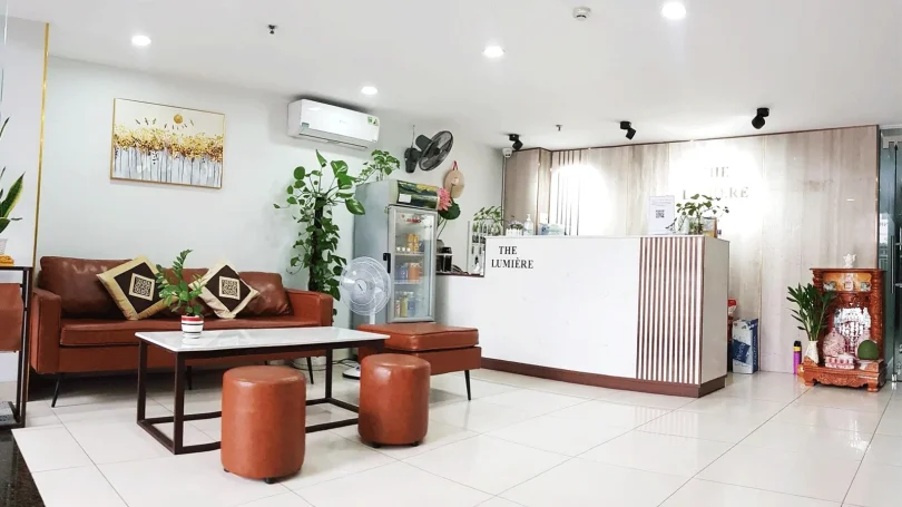 Khu vực lễ tân khách sạn phong cách đơn giản, phục vụ nhu cầu check-in nhanh