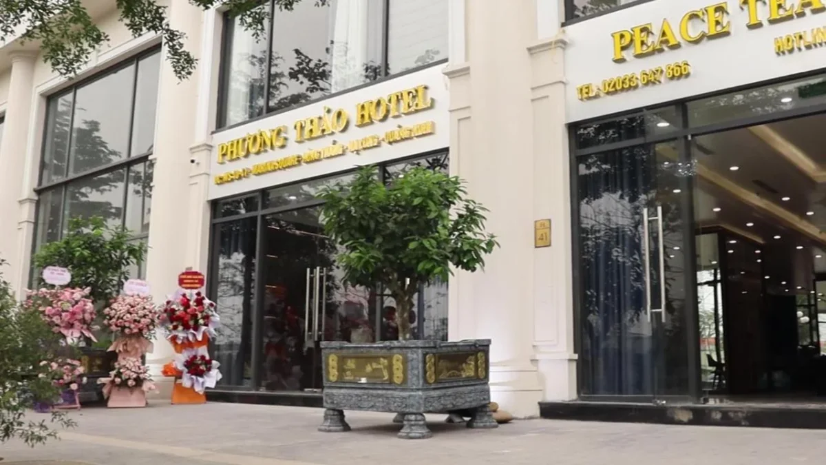 Không gian phòng ngủ Khách sạn Thảo Anh với giường đôi và nội thất cơ bản