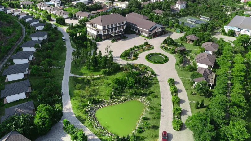 Phòng nghỉ Kumo Chan Hotel Mộc Châu với nội thất gỗ sáng màu, ban công thoáng