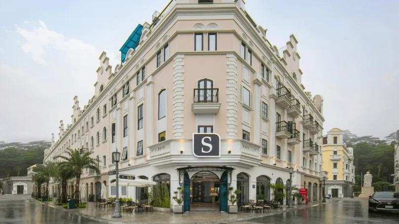 Sảnh lễ tân nhỏ gọn của Thành Đô Hotel Hạ Long với phong cách đơn giản