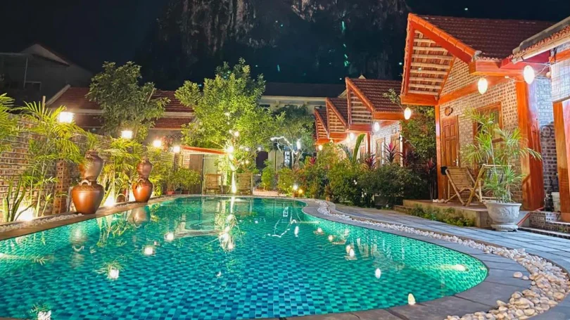 Khu vực lễ tân Nam Hoa Hotel với nhân viên thân thiện hỗ trợ khách