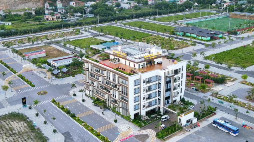 Phòng nghỉ tiêu chuẩn tại Khách Sạn Phương Hưng với nội thất cơ bản