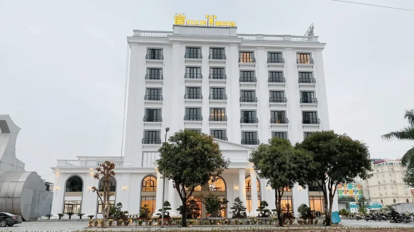 Khu vực lễ tân Van Xuan Royal Hotel – không gian rộng, phục vụ đoàn khách