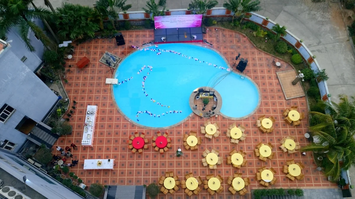 Phòng ngủ Grand Hạ Long Hotel diện tích rộng, nội thất gỗ phong cách truyền thống