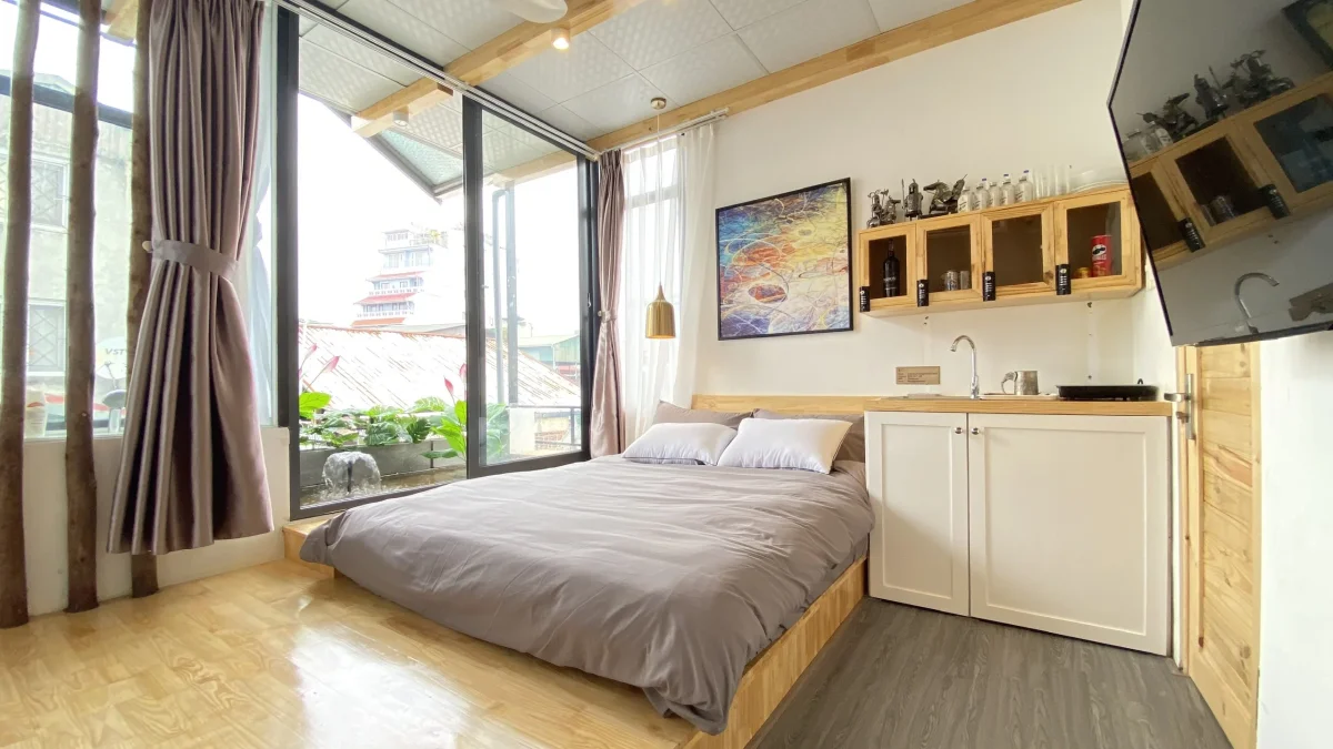 Phòng nghỉ tại Homestay & Egg Coffee với diện tích nhỏ, nội thất tối giản và tiện nghi cơ bản