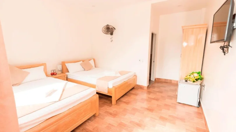 Phòng tiêu chuẩn tại Golden Land Hotel Cát Bà với giường đôi, nội thất gỗ cơ bản và ánh sáng tự nhiên