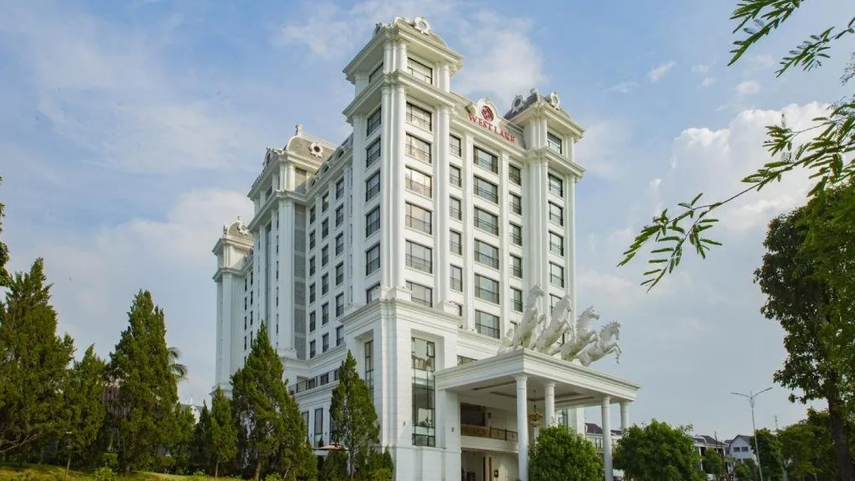 Phòng ngủ tại Westlake Hotel & Resort Vĩnh Phúc với nội thất hiện đại, diện tích rộng