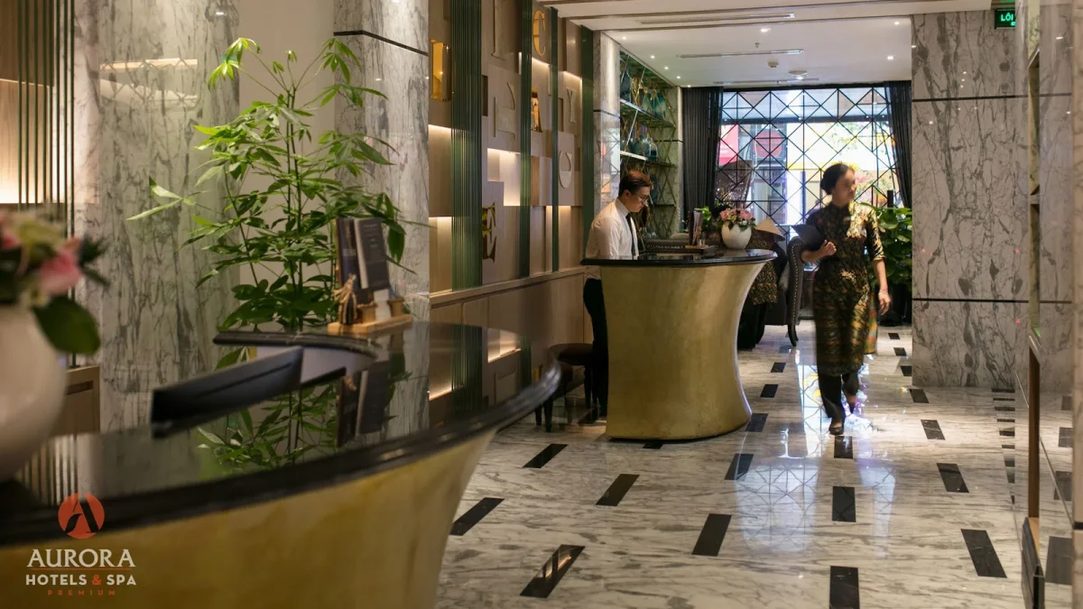 Nhân viên lễ tân Aurora Premium Hotel & Spa được đánh giá cao về thái độ và khả năng hỗ trợ khách