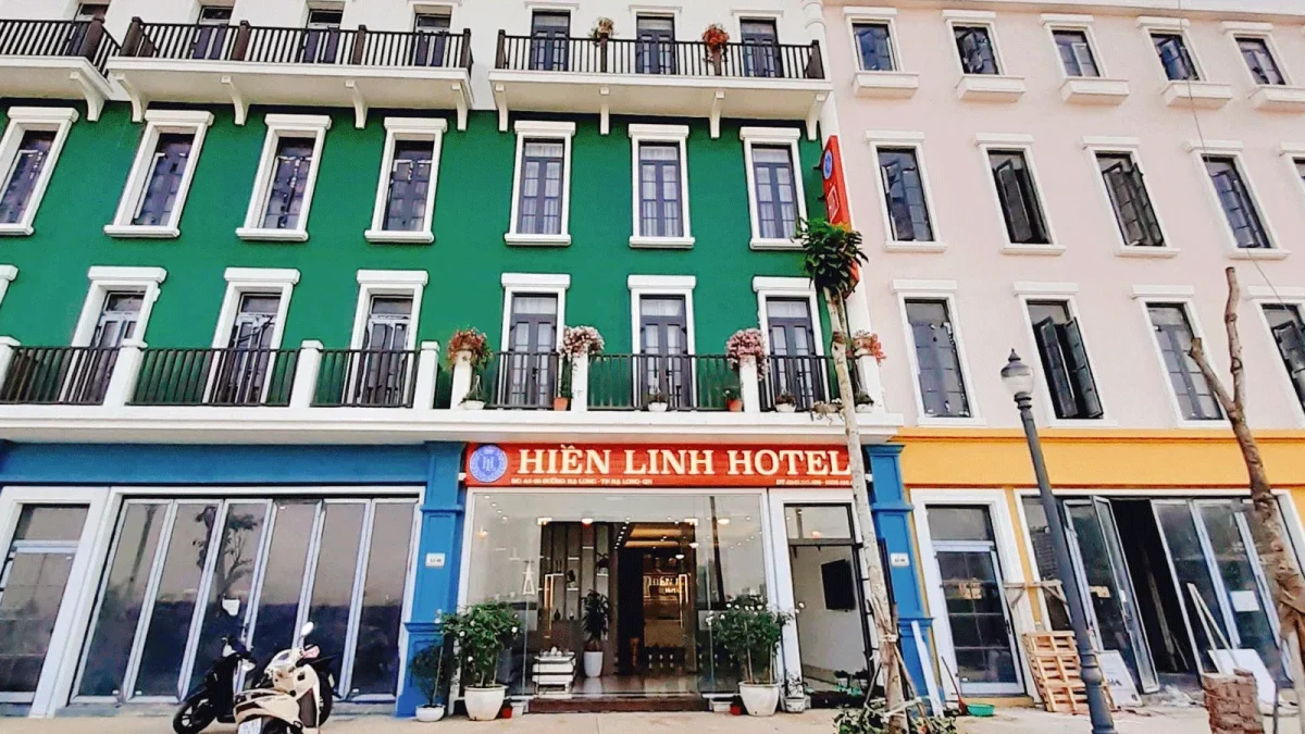 Phòng ngủ tiêu chuẩn tại Khách Sạn Linh Hương với nội thất cơ bản