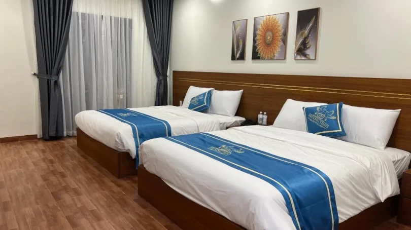 Phòng ngủ tiêu chuẩn Khách Sạn Phương Thảo Hạ Long với nội thất đơn giản và ánh sáng tự nhiên