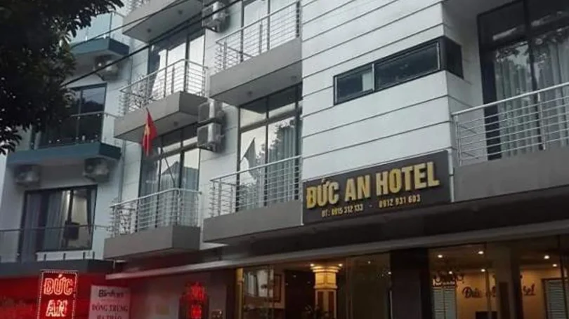 Tổng thể khuôn viên và không gian bên ngoài khách sạn Anh Minh Tam Đảo vào ban ngày