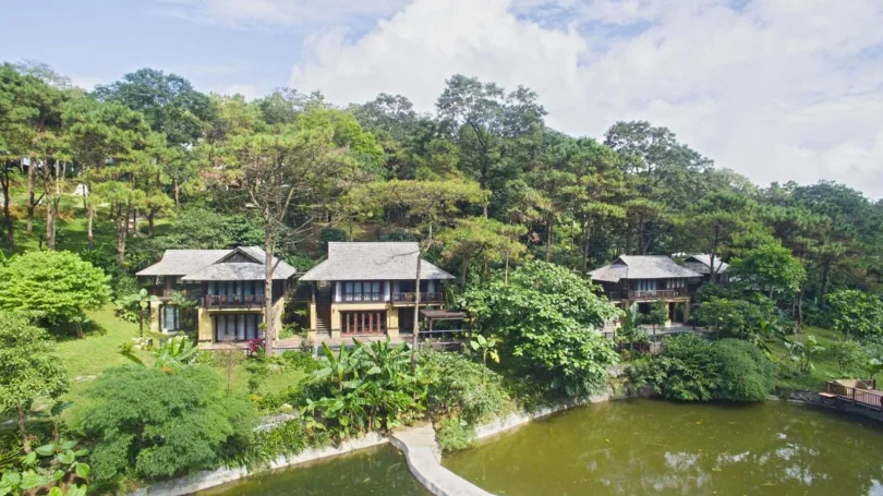 Khu lễ tân BaVi Gateway Hotel với nhân viên thân thiện