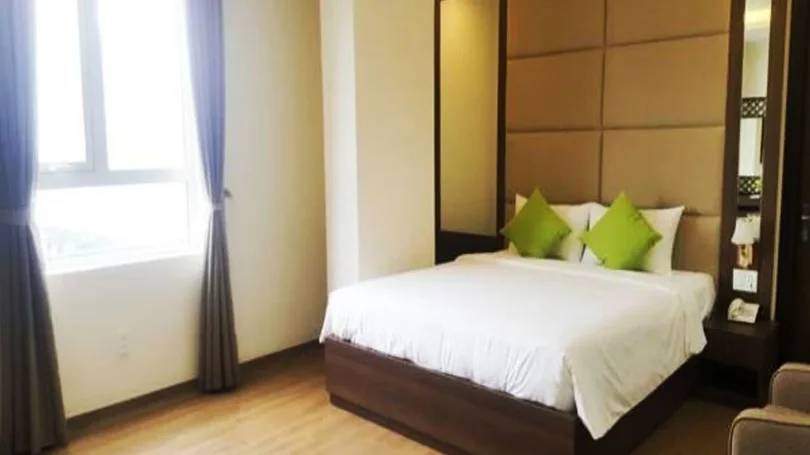 Phòng nghỉ tại Pariat River Front Hotel có diện tích rộng và cửa sổ lớn nhìn ra sông