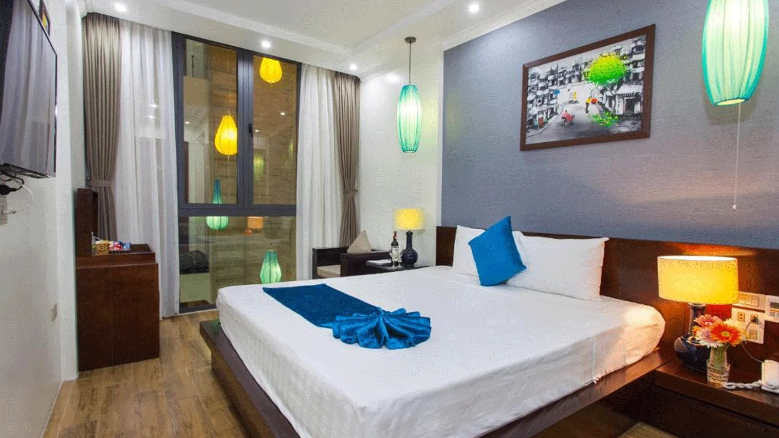 Khu vực ăn sáng nhỏ gọn tại Parklane Hanoi Hotel với buffet đơn giản