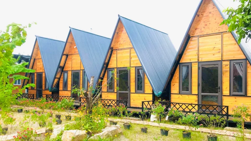 Khu vực lễ tân Khách sạn Golden Mộc Châu Hotel gọn gàng, phục vụ khách nhanh chóng