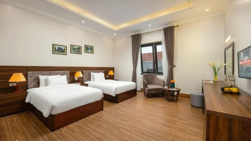 Phòng ngủ Nam Hoa Hotel diện tích rộng, giường lớn, cửa sổ nhìn ra khu vực Tam Cốc