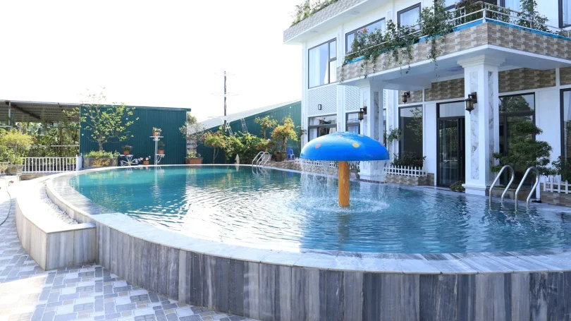 Nhân viên quản gia hỗ trợ khách tại Tekapo Villa Sóc Sơn