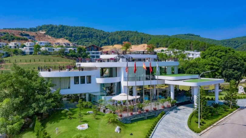 Khu lễ tân Hoa Dao Hotel với nhân viên thân thiện, hỗ trợ nhanh chóng