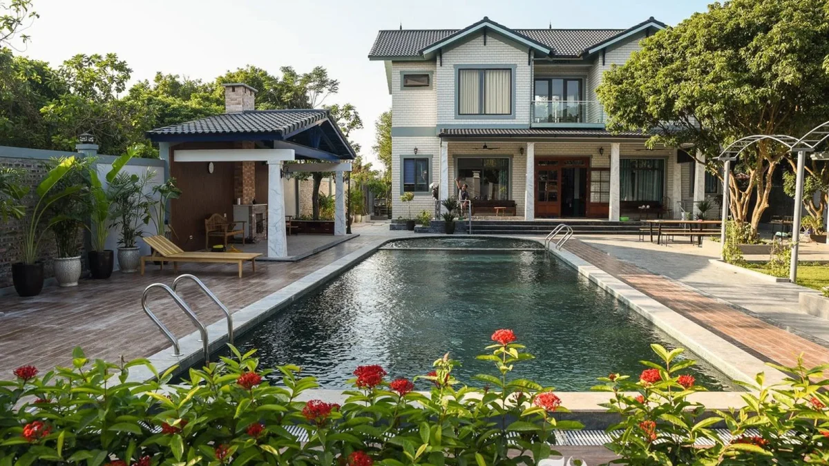 Phòng nghỉ tại Soc Village với thiết kế gỗ mộc, ánh sáng tự nhiên