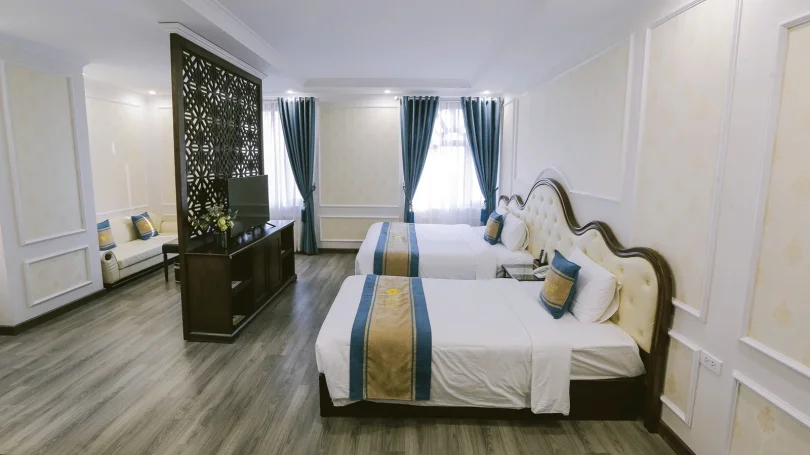 Phòng nghỉ VINCENT HA LONG HOTEL với nội thất gỗ phong cách truyền thống