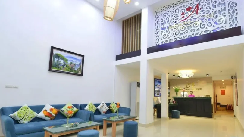 Khu vực ăn sáng tại Aurora Premium Hotel & Spa với buffet nhỏ gọn