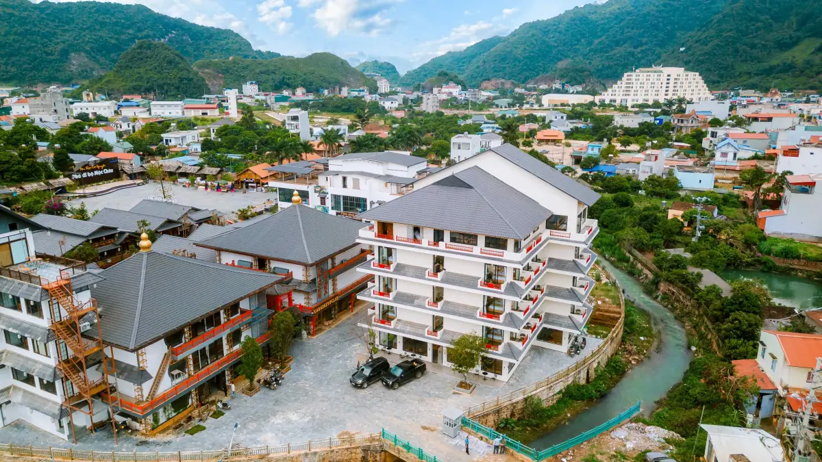 Kumo Chan Hotel Mộc Châu với kiến trúc hiện đại, tông sáng, nằm ngay khu trung tâm phố đi bộ