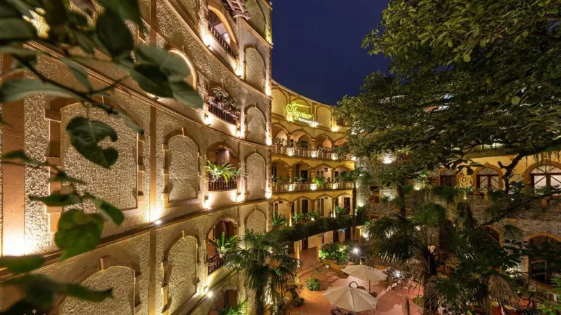 Khu vực lễ tân Swan Sapa Hotel với nhân viên thân thiện và hỗ trợ du khách