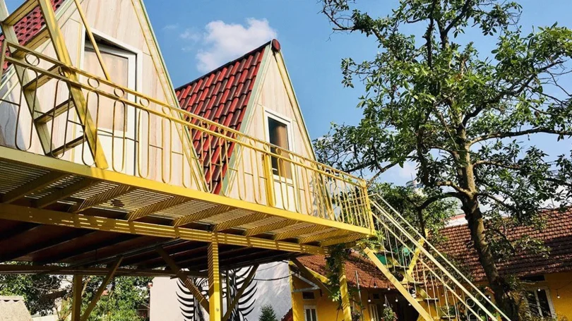 Khu vực lễ tân Đồi Chè Hotel’s với nhân viên hỗ trợ thân thiện