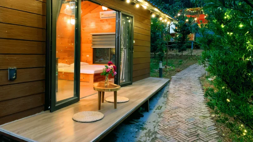 Phòng ngủ phong cách tối giản với nội thất gỗ tại The Homie Sóc Sơn