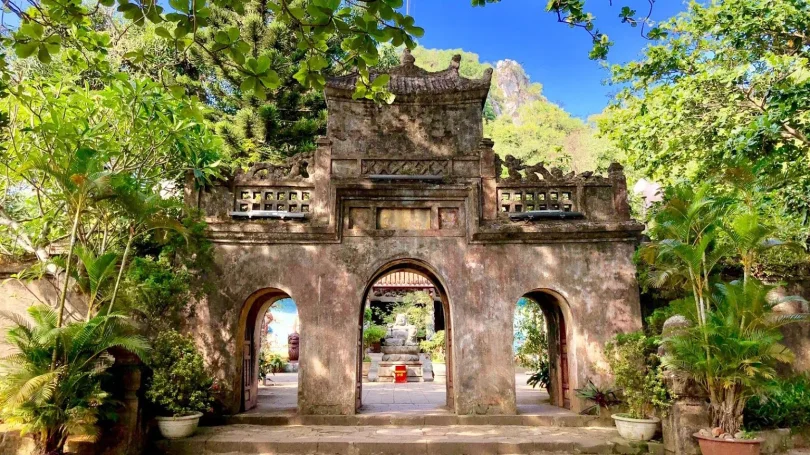 Khu vực hồ bơi ngoài trời tại khách sạn – lý tưởng để thư giãn sau một ngày tham quan.