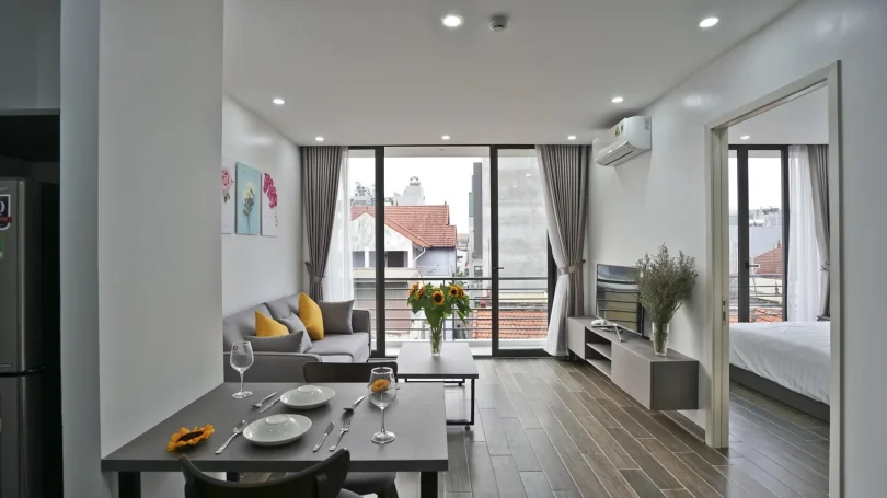 Khu vực xung quanh Crescendo Urban Stay Âu Cơ, nhiều quán cafe và cộng đồng expat