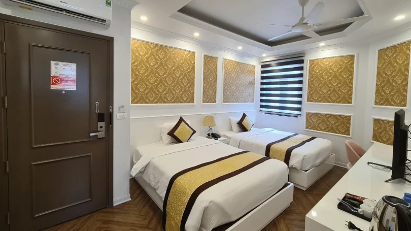 Khánh Linh Hotel Hạ Long Review 2026: Ở được – nhưng có đáng quay lại? 4 Phòng ngủ Khánh Linh Hotel với giường đôi, nội thất đơn giản, diện tích vừa phải